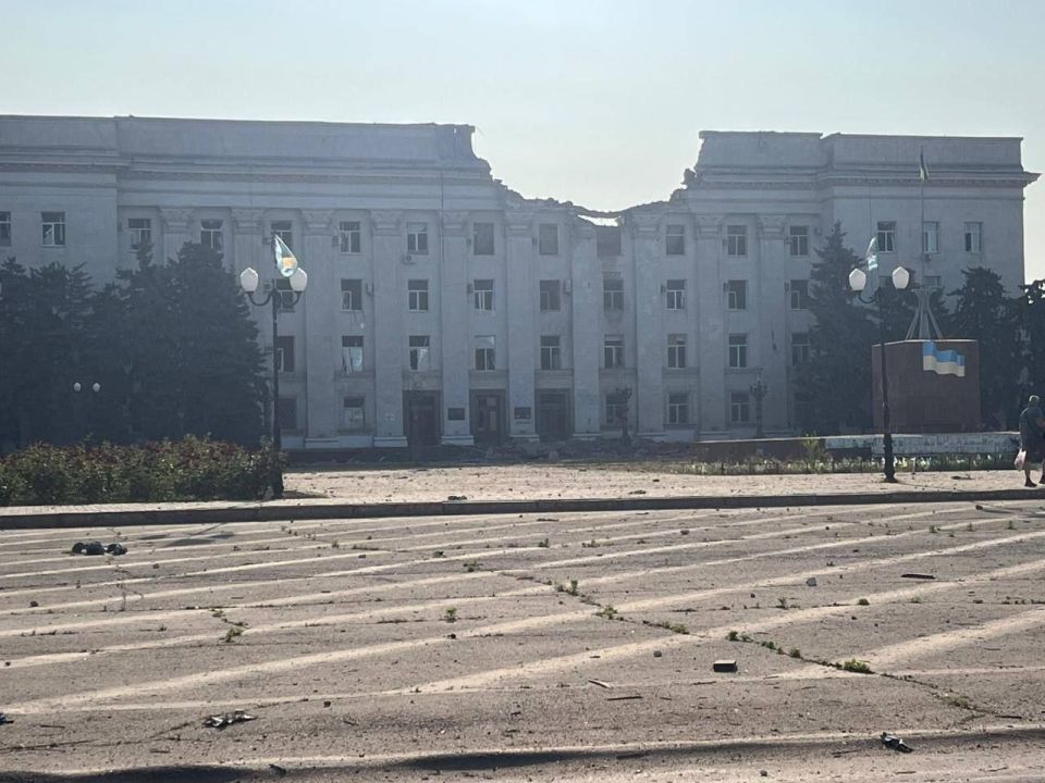 Херсонская ОГА сегодня разнесена управляемыми авиабомбами