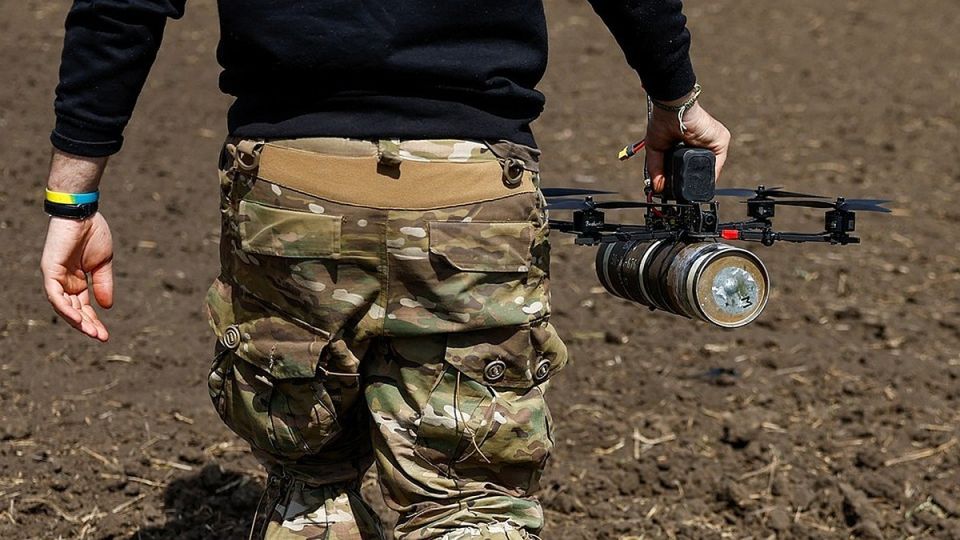 Беспилотник ВСУ атаковал здание гостиницы в Энергодаре