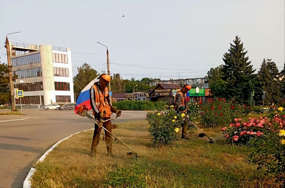 5 июня 2025 года работники МБУ «Центр городского хозяйства» г. Днепрорудное провели комплексные работы по благоустройству города