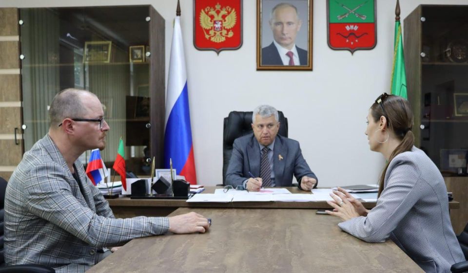 Виктор Емельяненко, председатель Законодательного собрания Запорожской области, провёл рабочую встречу с представителями Энергодара — заместителем председателя горсовета Андреем Луданым и депутатом Анной Даренской