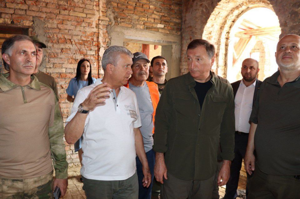 Председатель Законодательного Собрания Запорожской области Виктор Емельяненко вместе с делегацией из Дагестана во главе с Председателем Народного Собрания Республики Дагестан Зауром Аскендеровым посетили Михайловский район