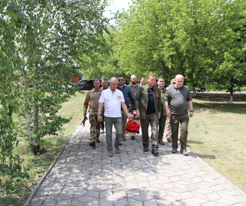 В рамках визита делегации Народного Собрания Республики Дагестан в Запорожскую область главы парламентов Виктор Емельяненко и Заур Аскендеров возложили цветы к Вечному огню на мемориальном комплексе в поселке Пришиб...