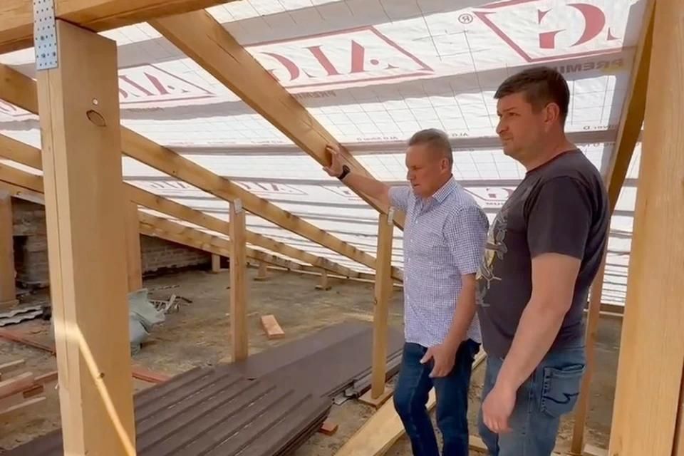 Кровлю многоквартирного дома в Пологах монтируют пензенские строители