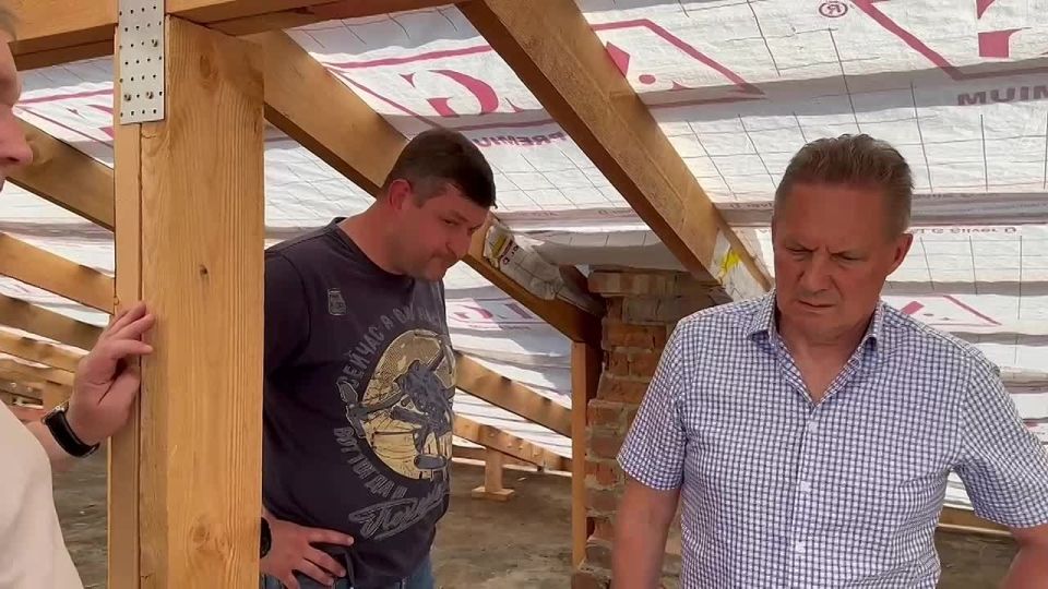 Наши специалисты приступают к завершающему этапу по ремонту кровли многоквартирного дома в городе Пологи - монтажу кровельного покрытия