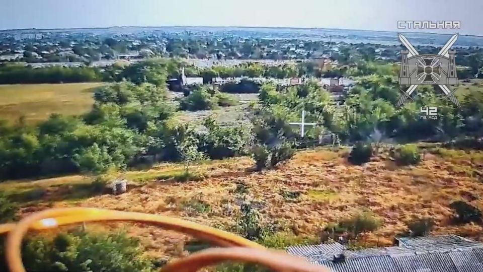 Бойцы 42-й гвардейской дивизии с помощью БПЛА 417-го разведбата выявили замаскированную гаубицу ВСУ на Ореховском направлении и успешно уничтожили её точным ударом