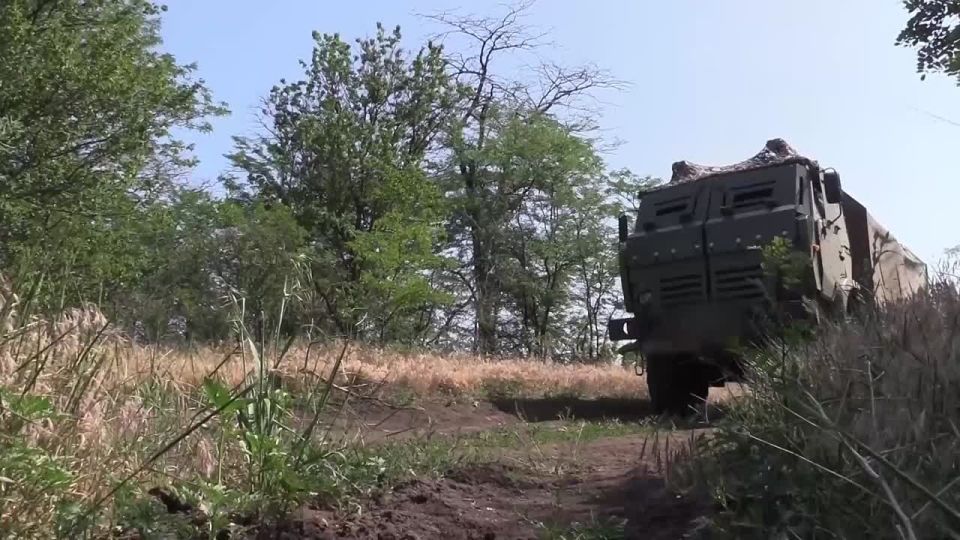 РСЗО "Град" группировки "Днепр" уничтожила склад боеприпасов ВСУ в Запорожской области, сообщили в Минобороны РФ