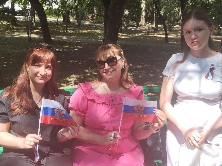 Студенты Азовского педуниверситета провели акцию по раздаче символики РФ