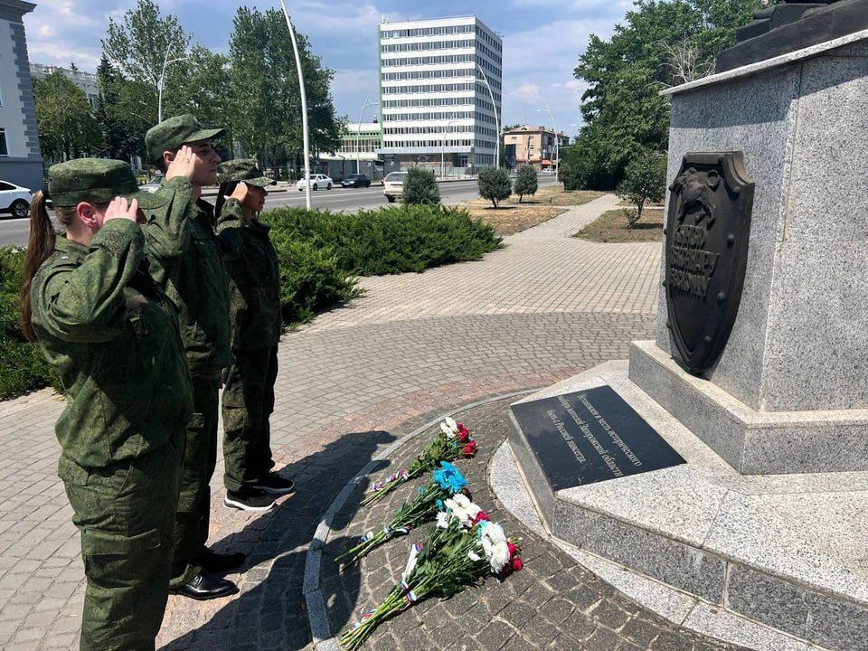 В Мелитополе перед Днем России возложили цветы у памятника Александру Невскому