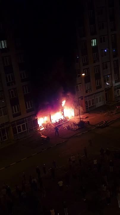 Магазин загорелся на улице Королева в Нахабино, сообщил источник РЕН ТВ