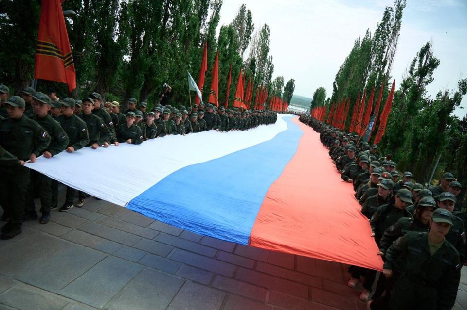 Стометровый флаг России развернули на Мамаевом кургане курсанты Центра «ВОИН» из Запорожской области