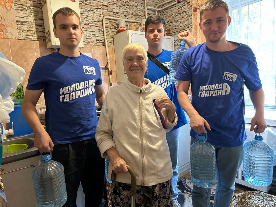 Пензенцы доставили запас бутилированной воды жительнице Токмака