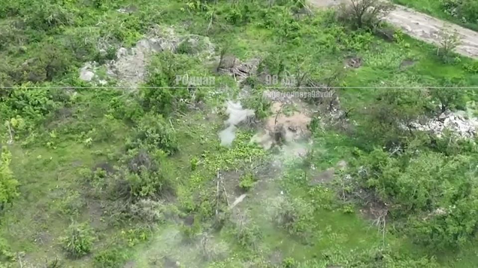 Двое отважных бойцов с 299-го Ярославского подошли вплотную к вражескому опорнику и выкуривают оттуда нацистов с помощью гранат и стрелкового оружия