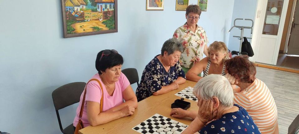 18.06.2025 года в актовом зале отделения активного долголетия, социальной помощи семьям с детьми и социальной реабилитации пгт Акимовка проведено соревнование по игре в шашки - «Мастер шашек» между инвалидами и пожилыми...