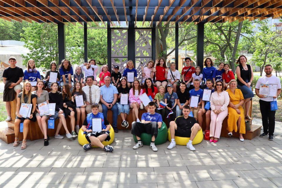 В молодежном центре «Точка кипения. Резидент» состоялось награждение инициативных, проявивших свои лучшие качества, детей и взрослых, приуроченное к празднованию Дня города и Дня России