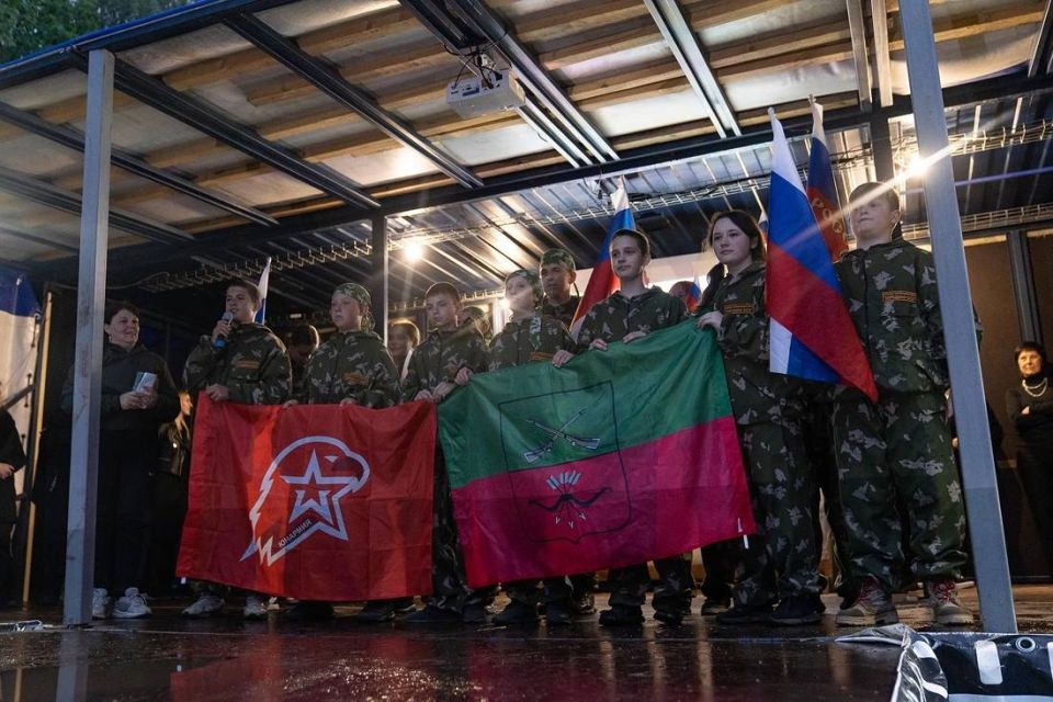 Сборная команда юнармейцев Запорожской области «Патриот», учащиеся Константиновской СОШ №2 им. Героя Советского Союза П. Т. Одинца г.о. Мелитополь, Бердянской школы №20, Мелитопольской школы №8, отпраздновали День России в...