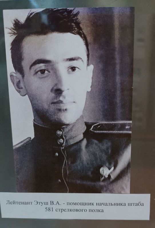 Чтобы помнили потомки. В Токмакском краеведческом музее в зале истории Великой Отечественной войны экспонируется фотография лейтенанта Красной армии Владимира Этуша , знаменитого советского актера театра и кино