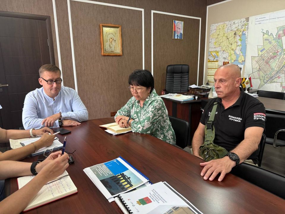 Глава Акимовского муниципального округа Александр Трудоношин провел совещание со старшим помощником руководителя следственного комитета СК России по Запорожской области, полковник юстиции Гульнарой Ахламбетовой и...