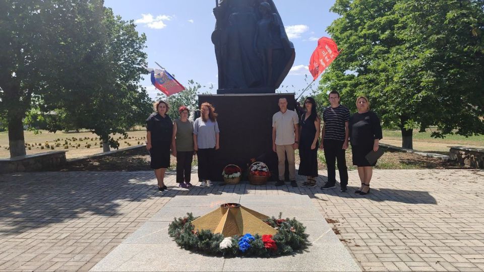 Сегодня у памятника в селе Плодородное прошел митинг «Помним и гордимся вами…», посвященный Дню памяти и скорби