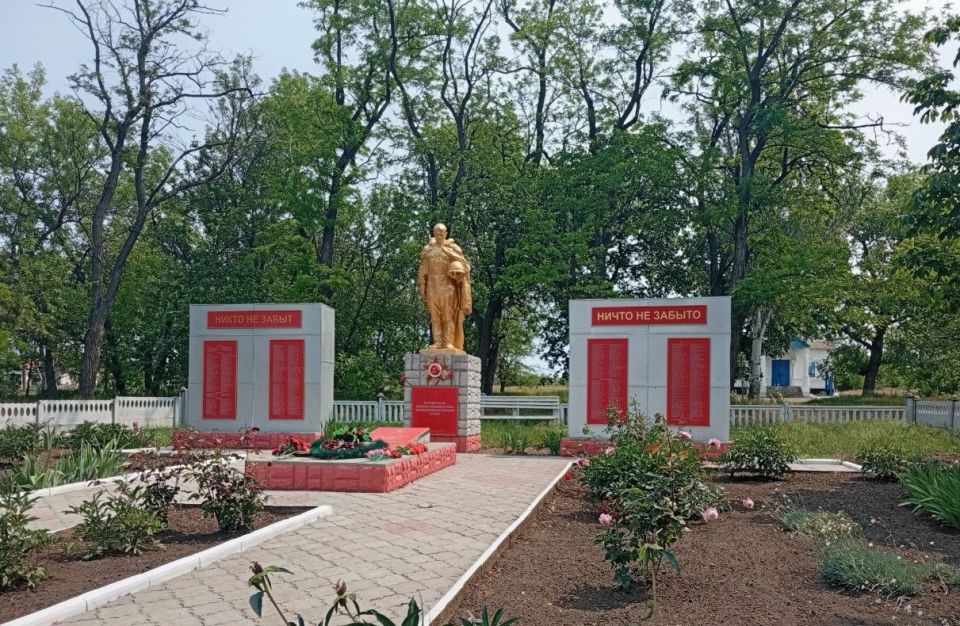 На территории Токмакского муниципального округа проводятся работы по благоустройству памятников военной истории