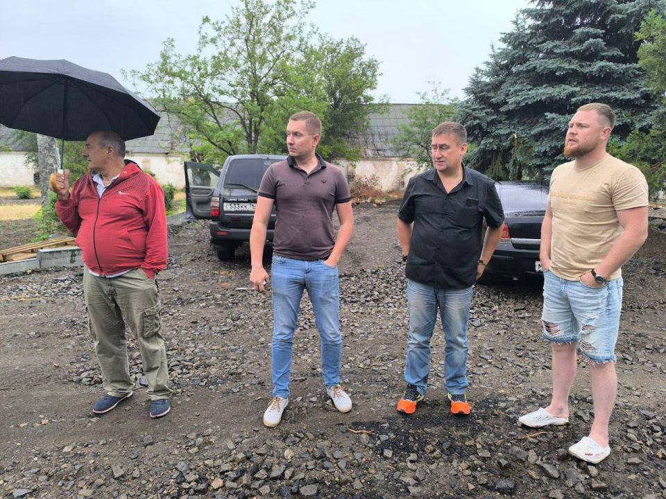 В конце апреля 2025 года глава Акимовского муниципального округа Александр Трудоношин осуществлял объезд объектов реализуемых по программе «Формирование комфортной городской среды»