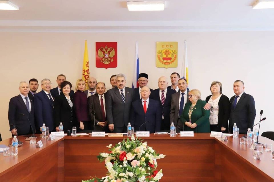 Виктор Емельяненко поздравил коллег парламентариев с годовщиной образования Государственного Совета Чувашской Республики