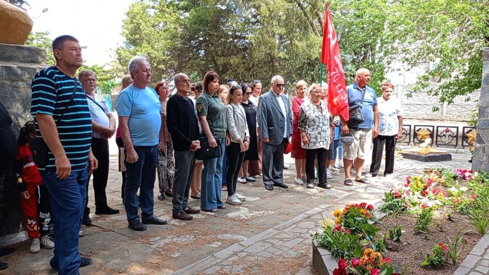 В память о погибших героях Великой Отечественной войны в селе Ефремовка возложили цветы к Вечному огню