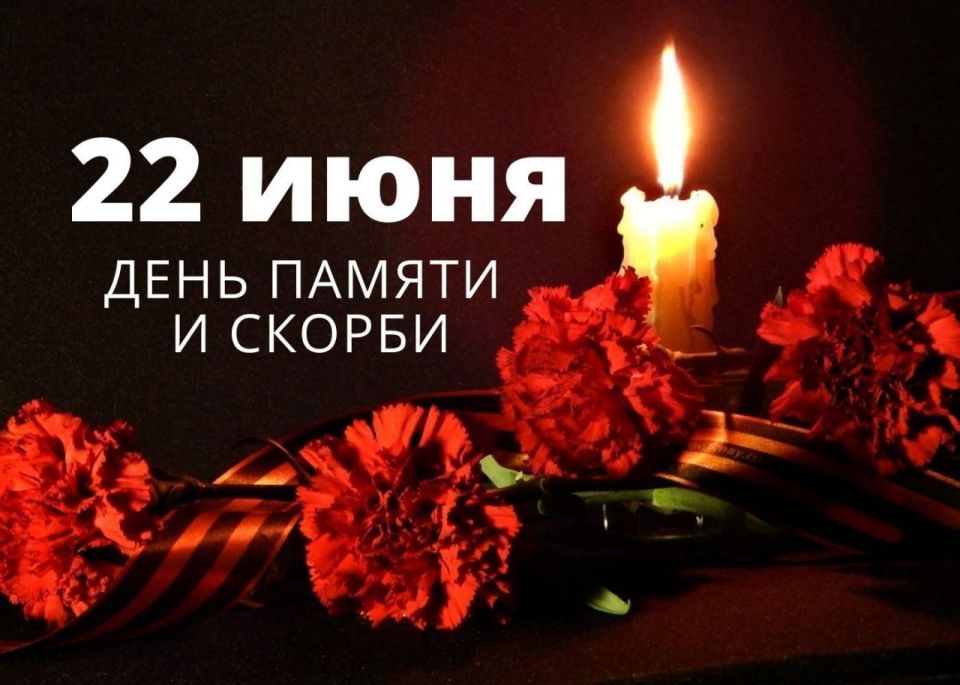 Сотрудники Давыдовского СДК в День памяти и скорби возложили цветы к братской могиле советских воинов