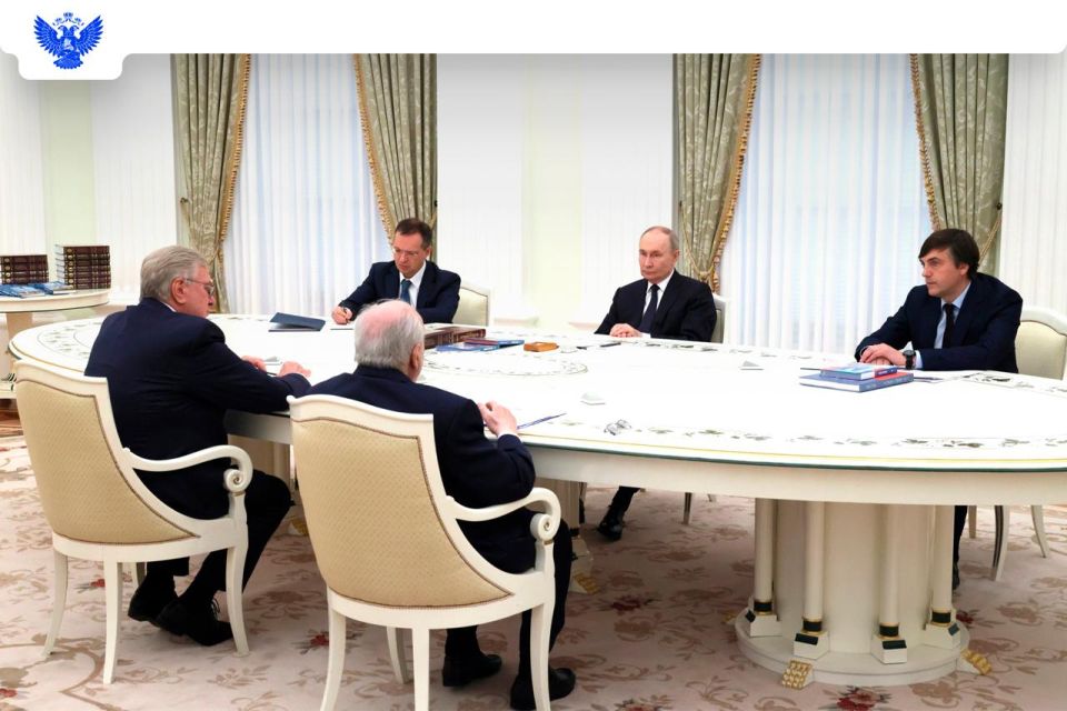 В Кремле Президент Владимир Путин провёл встречу с редакторами государственной линейки учебников истории для 5–11 классов и учреждений среднего профессионального образования