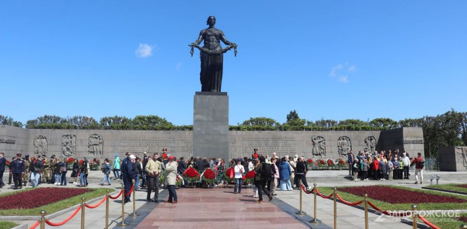 Дети из Запорожской области почтили память жертв фашизма на Пискаревском кладбище