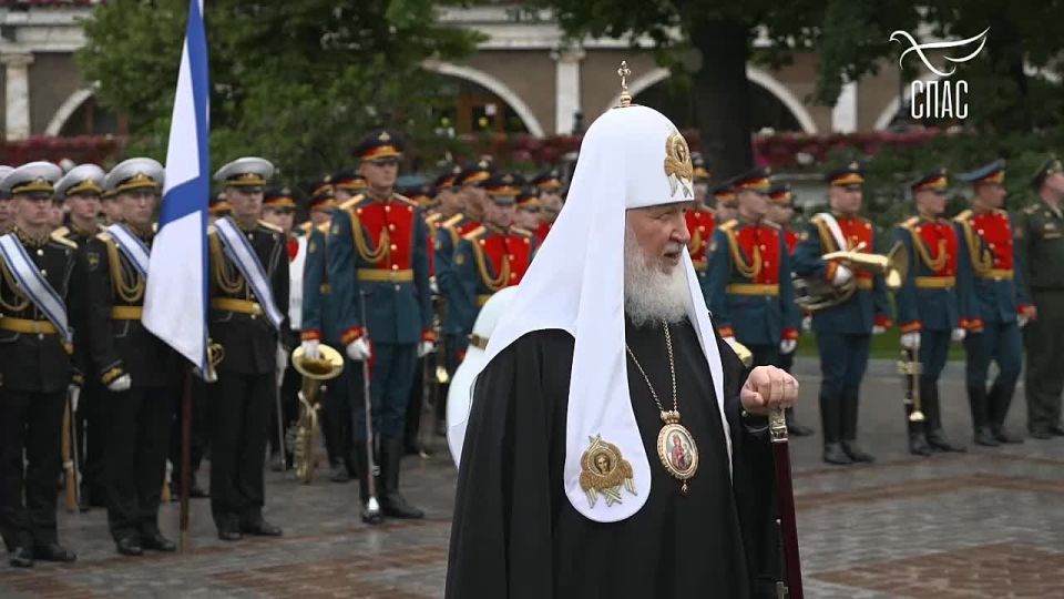 Анна Хорошун: Святейший Патриарх Кирилл после церемонии возложения венка к Могиле Неизвестного Солдата у Кремлёвской стены обратился к духовенству с призывом быть подлинными воинами и защитниками Отечества