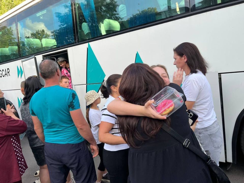 В субботу, 21 июня, домой вернулись юные жители Приморского муниципального округа, побывавшие на первой смене в оздоровительном лагере &quot;Арт-Квест&quot; на Крымском побережье! Вернулись счастливые, загорелые, переполненные новыми...