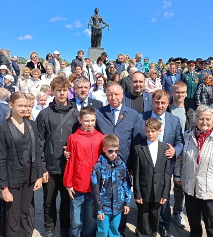 Воспитанник бердянской музыкальной школы принял участие детском Гала-концерте патриотической песни «Наследники Победы»