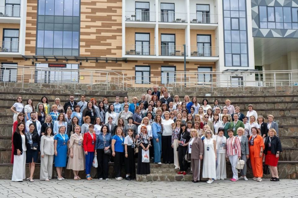 Директор Приморской детской школы искусств, депутат Приморского окружного Совета от партии «Единая Россия» Людмила Топол приняла участие в образовательном семинаре &quot;Культура и образ будущего: развитие педагогического...
