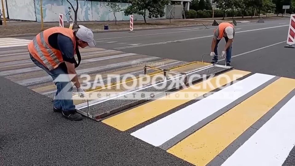 В центре Энергодара обновили дорожную разметку Работы на улице Курчатова проводили сотрудники
