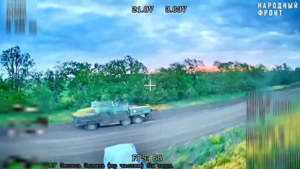 Кадры работы Российских операторов FPV-дронов на оптоволокне отряда СпН «Вега» на Покровском направлении