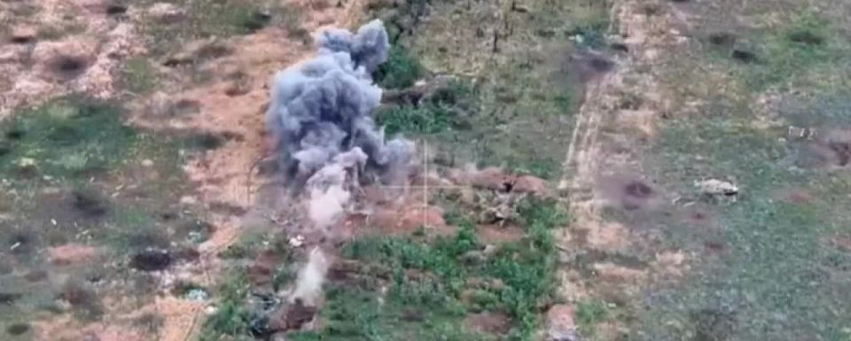Наша артиллерия точными выстрелами разбирает опорник противника на Запорожском направлении