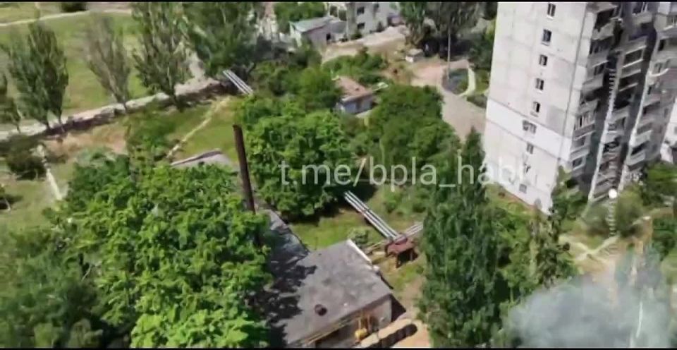 Расчёт &quot;Гром&quot; ГрВ &quot;Днепр&quot; уничтожил антенну и усилитель приема сигнала, установленные боевиками ВСУ на крыше дома