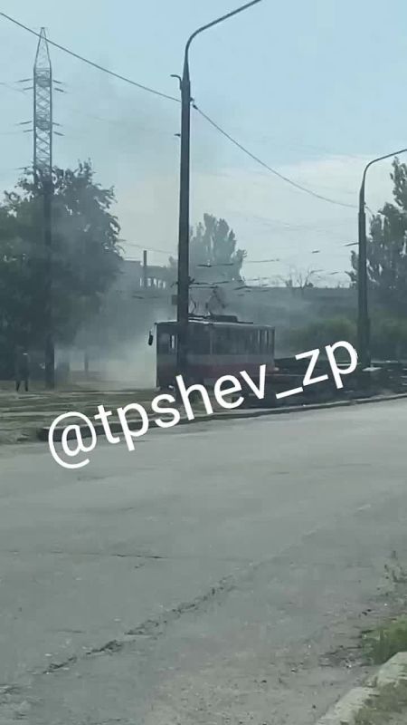 Проехались с огоньком. В оккупированном киевским режимом городе Запорожье загорелся прямо на остановке 10-й трамвай