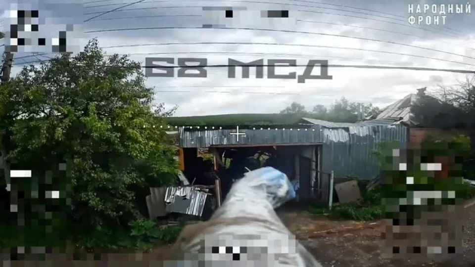 Операторы FPV-дронов 68 мотострелковой дивизии поражают вражеский пикап в окрестностях Купянска