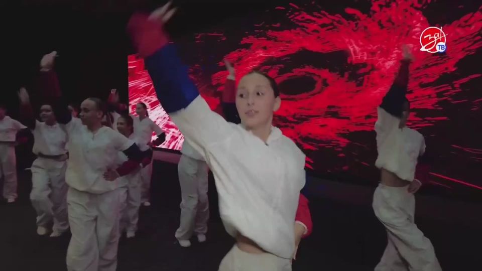 В Запорожской области ко Дню молодежи состоялся яркий флешмоб под песню «Ради страны, ради искусства»