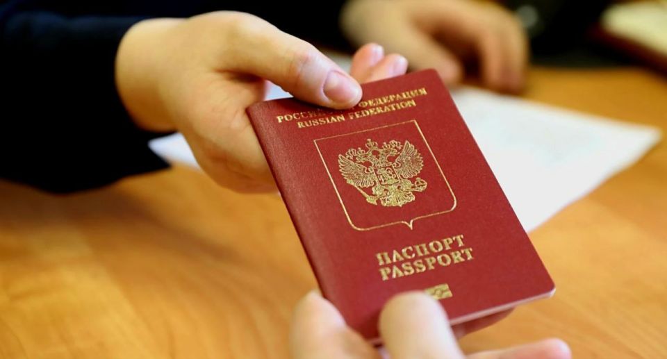 Инспекторы миграционного пункта отделения полиции «Днепрорудное» ОМВД России «Васильевский» ГУ МВД России по Запорожской области обращают внимание граждан: участились случаи выявления в заграничных паспортах ошибок