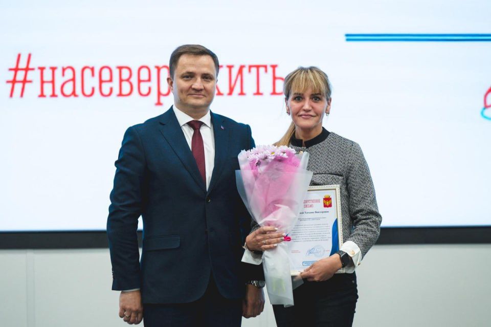 В Мурманске наградили врачей, работавших в командировке в Приморском муниципальном округе