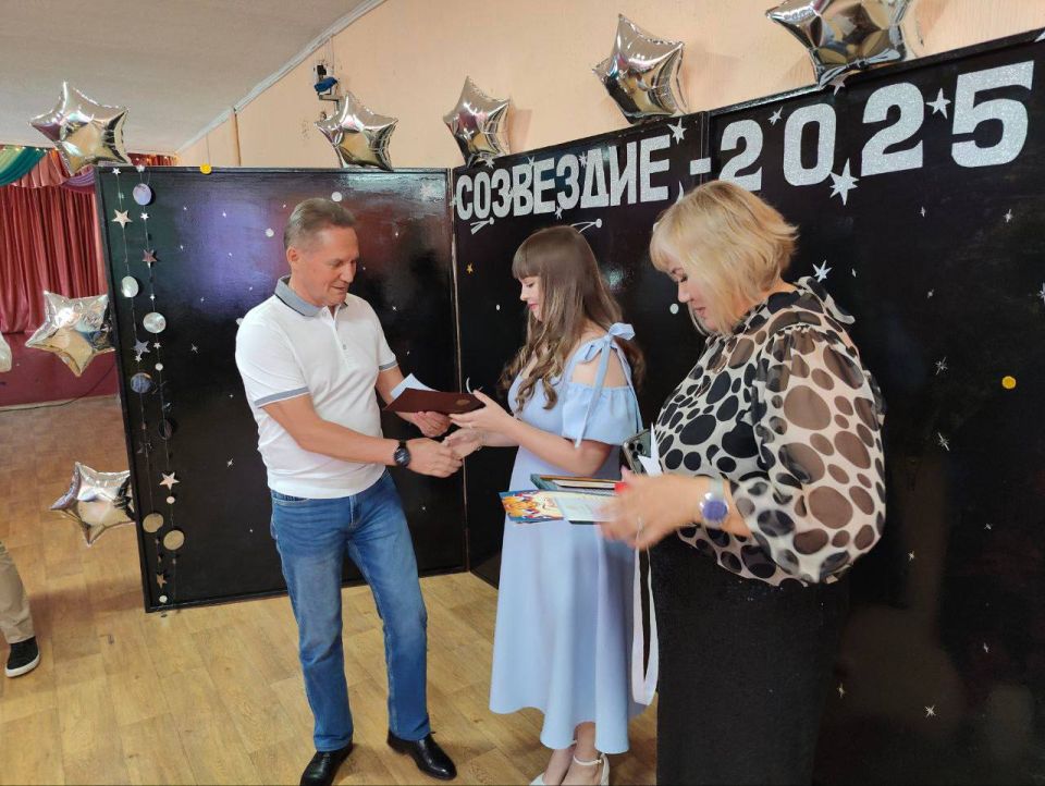 Поздравил одиннадцатиклассников ГБУ ОО ЗО «СОШ № 5 им. Героя Советского Союза П.И. Матюха» г. Токмак с окончанием школы, но в их лице хочу обратиться ко всем выпускникам подшефных округов