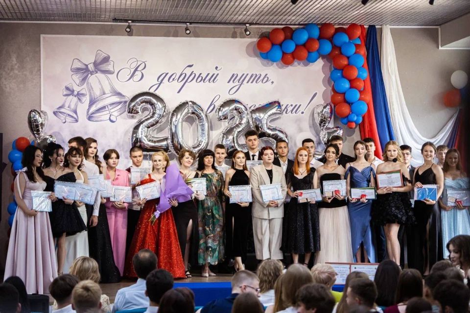 Евгений Балицкий: Дорогие выпускники, педагоги и родители! Примите самые искренние поздравления c праздником окончания школы!