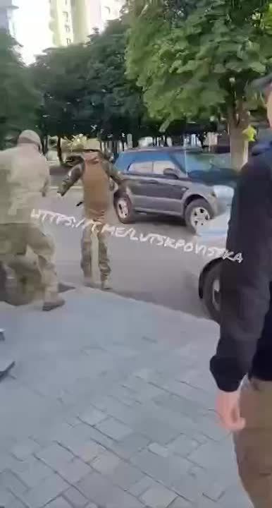 Вооружившись смартфонами, граждане &quot;Незалежной&quot; в Луцке пытаются отбить от ТЦК, как утверждается, психически больного мужчину
