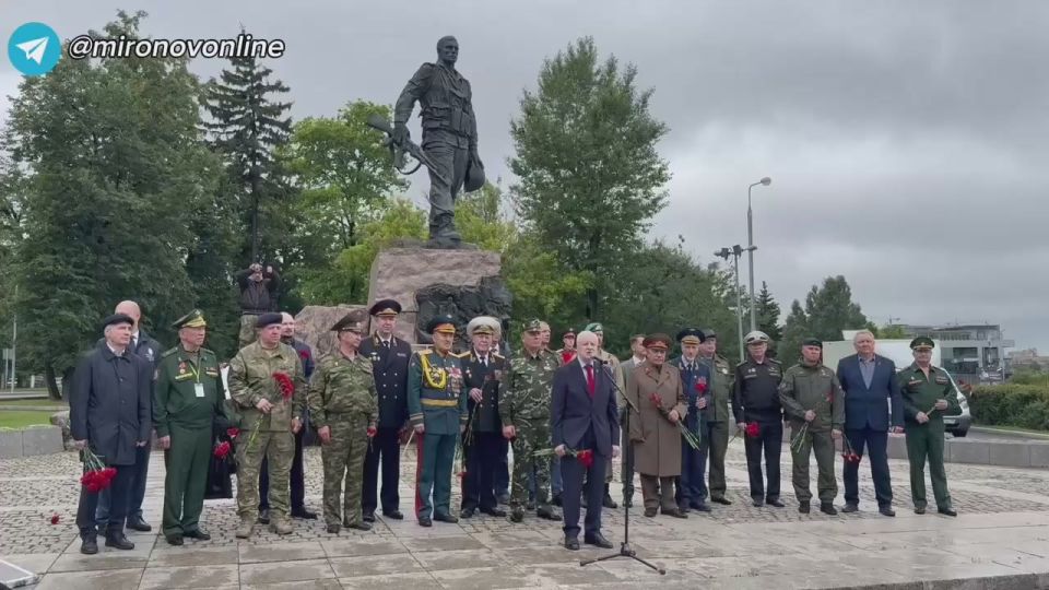 Председатель Совета Регионального отделения партии «Справедливая Россия – За правду» Запорожской области Юрий Онищук в День ветеранов боевых действий вместе с Лидером СРЗП Сергеем Мироновым, представителями ветеранских...