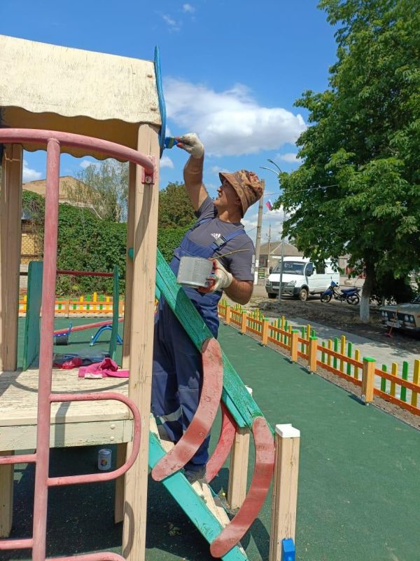 Аварийно-восстановительная бригада из Ингушетии обновила детскую площадку в Молочанске