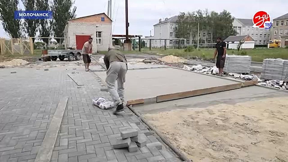 Городской парк в Молочанске облагораживают по федеральной программе формирования комфортной городской среды