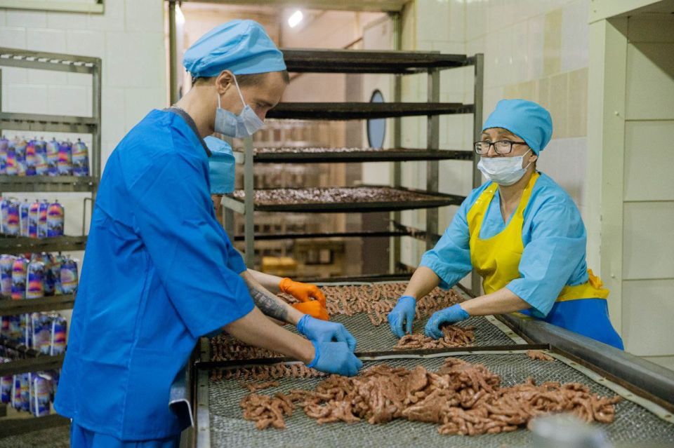 Ирина Гехт: Побывала на одном из ключевых предприятий пищевой промышленности региона, которое полностью обеспечивает продовольственную независимость НАО по мясной продукции