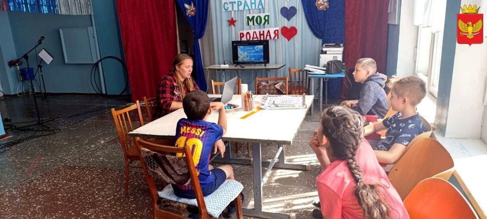 Сотрудники Мануйловского сельского клуба и библиотеки не дают юным жителям села скучать во время летних каникул, организовывая для них разнообразную развлекательно-познавательную программу.